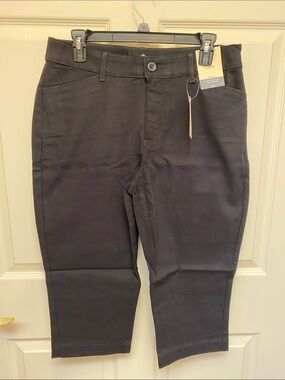 St. John's Bay Black Capris